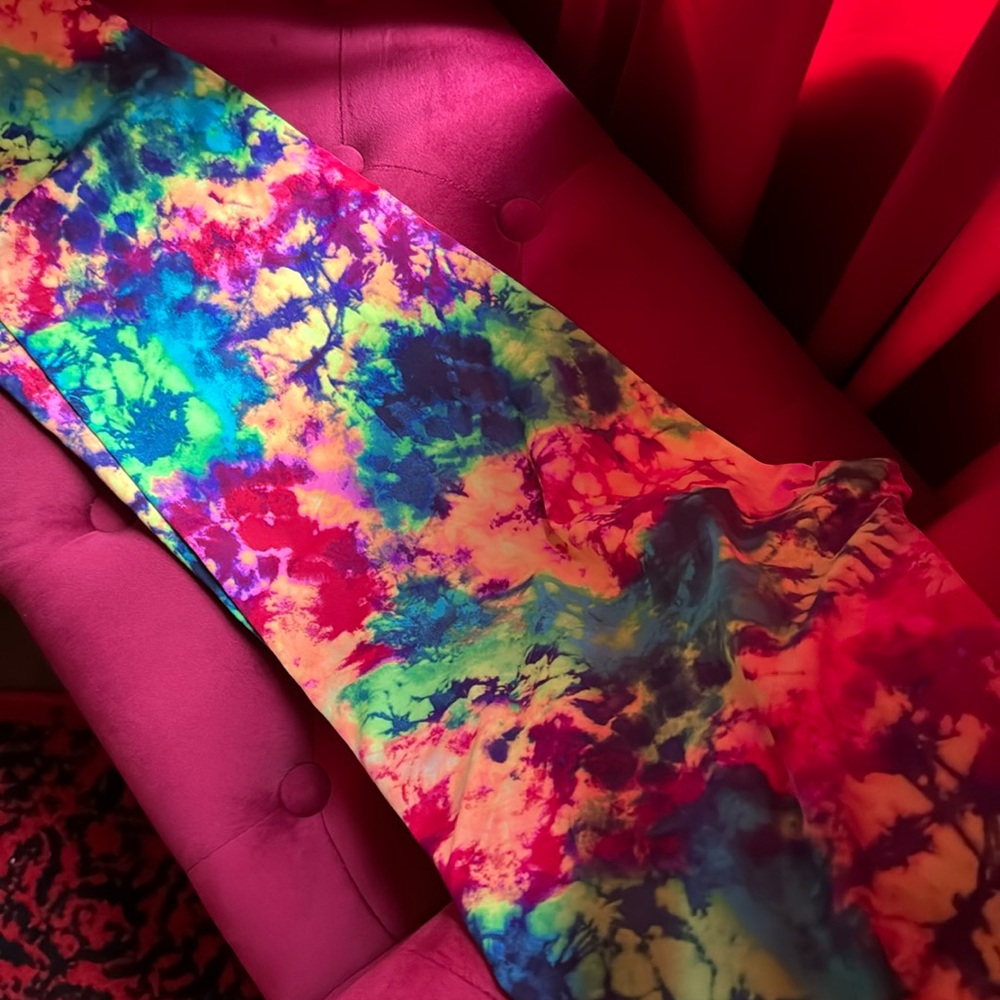 Blacklight reactive tie-dye leggings